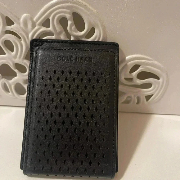 Cole Haan new conditions card holder with magnetic snap - Picture 9 of 10